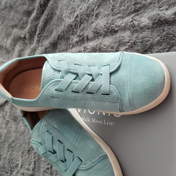 VIONIC Jean Suede Water Resistant Sneakers with "free socks" - Picture 2 of 7